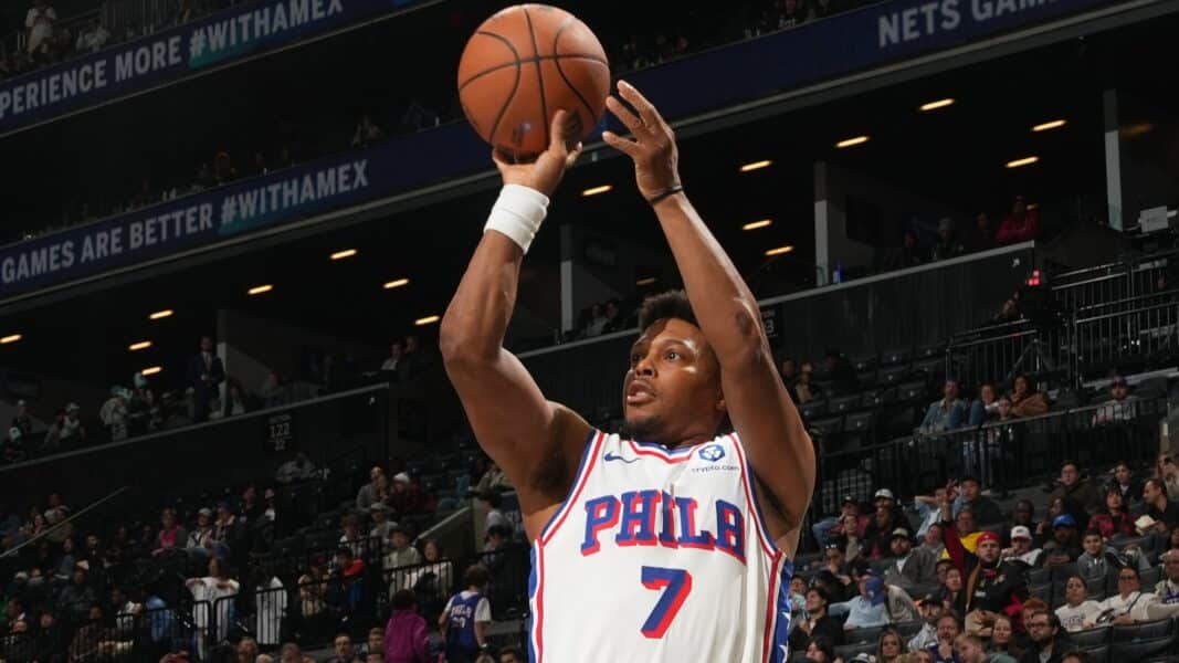 Kyle Lowry melakukan debut bermain musim untuk 76ers, bergabung dengan klub eksklusif NBA selama 20 tahun